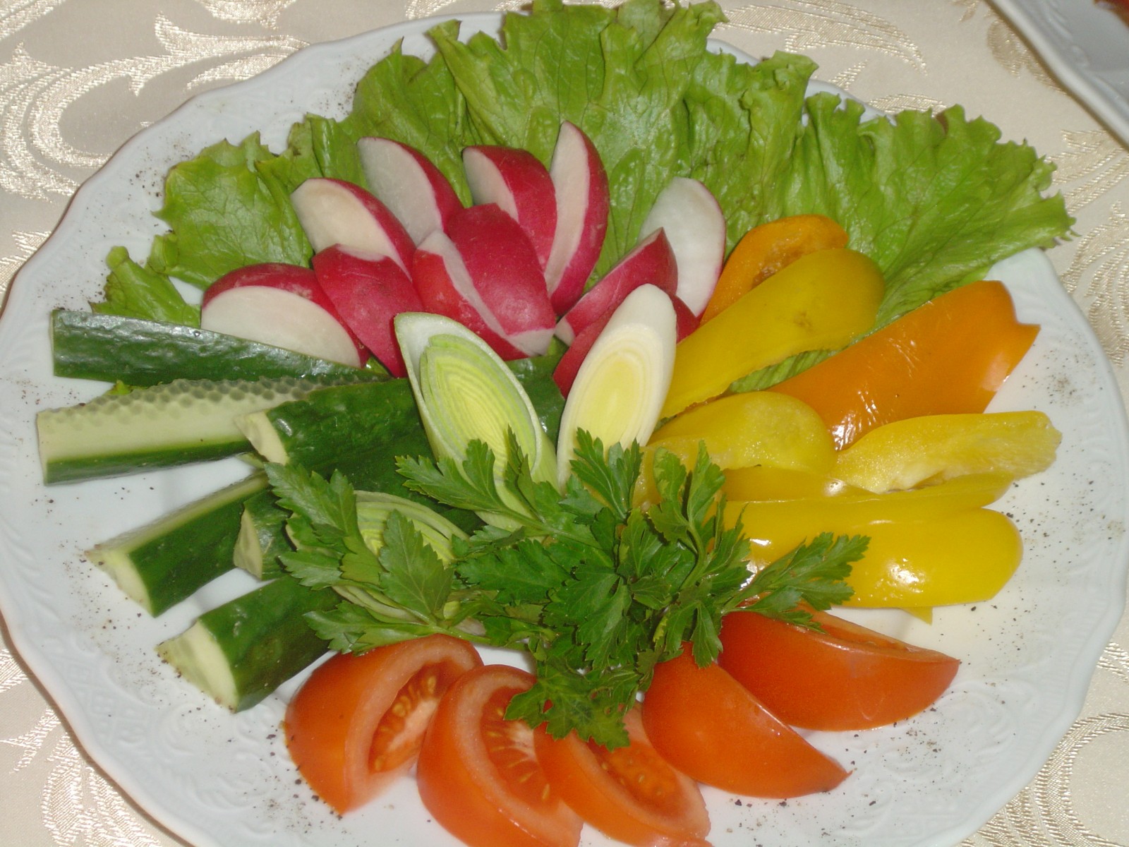 Оформление овощной нарезки на стол. Овощная нарезка. Овощная нарезка на праздничный стол. Сервировка овощной нарезки. Нарезанные овощи.